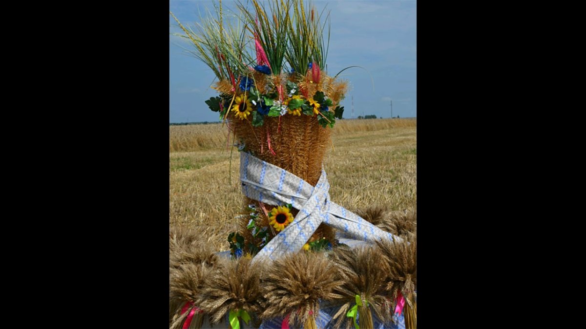 Фигуры из соломы на полях