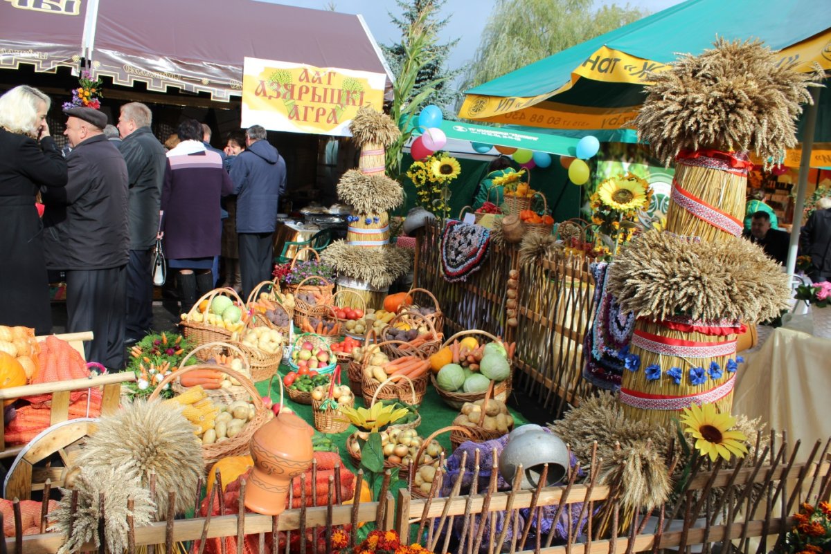 Фигуры из соломы на полях