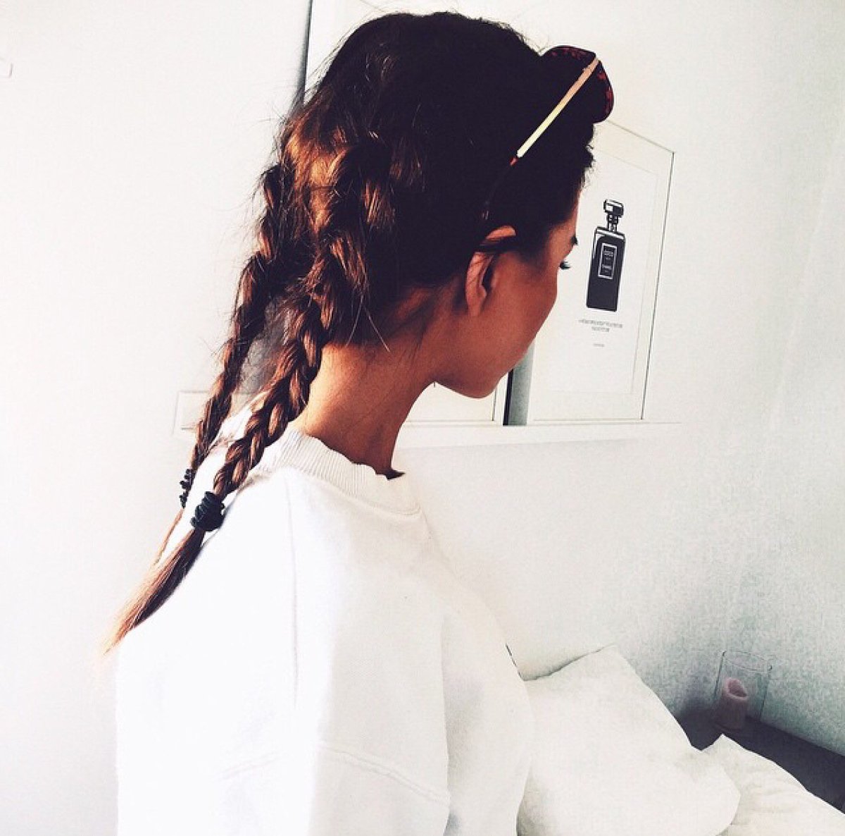 Брюнетка с косичками