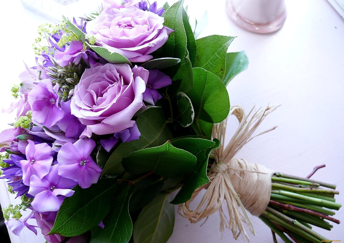 Букет с сиреневыми цветами, с днем рождения