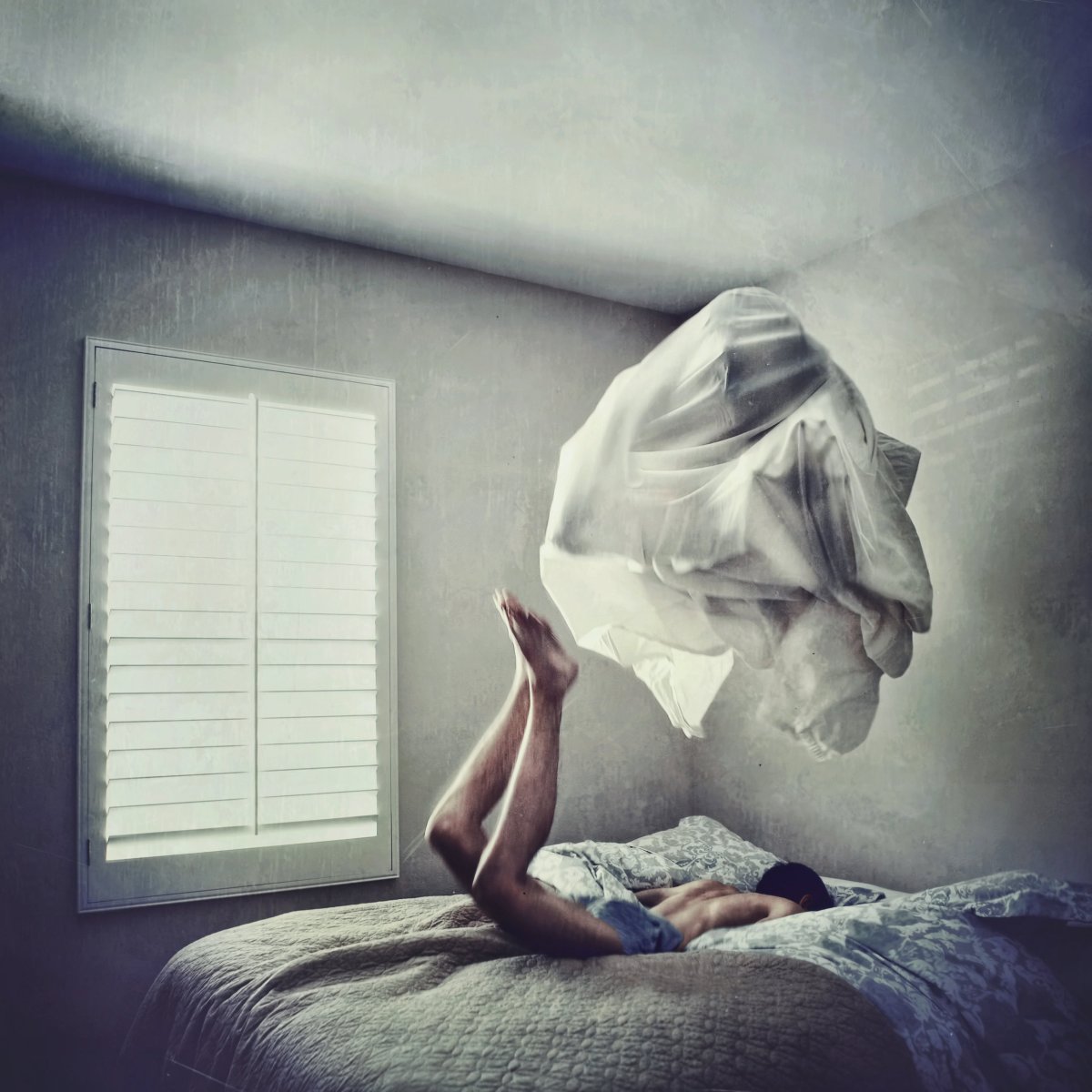 Человек под простыней