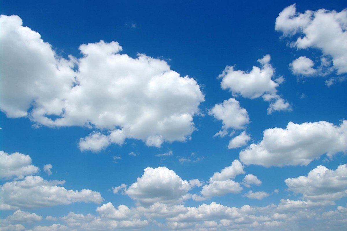 Белые облака на голубом небе