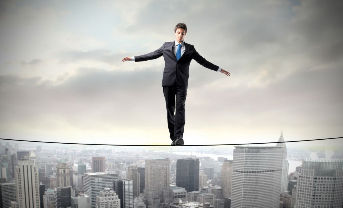 Девушка идет по канату