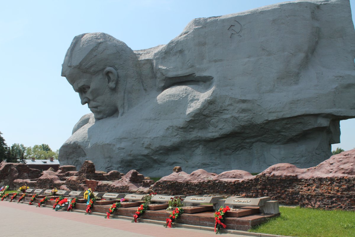 Брестская крепость памятник в скале