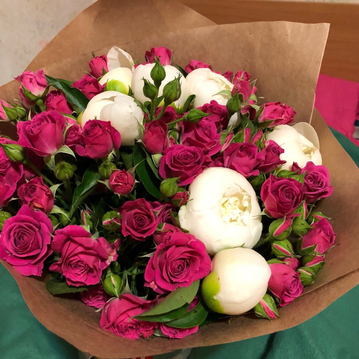 Красивые цветы в ведре