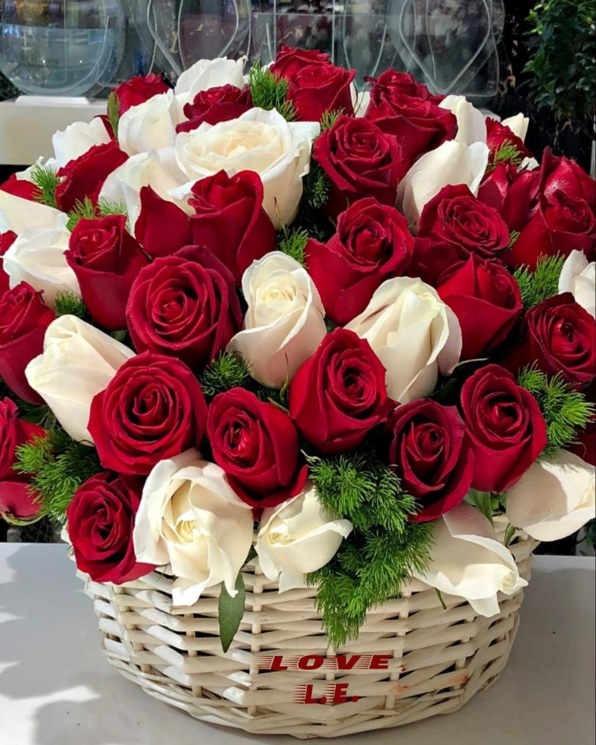 Красивые букеты из роз на день рождение в комнате