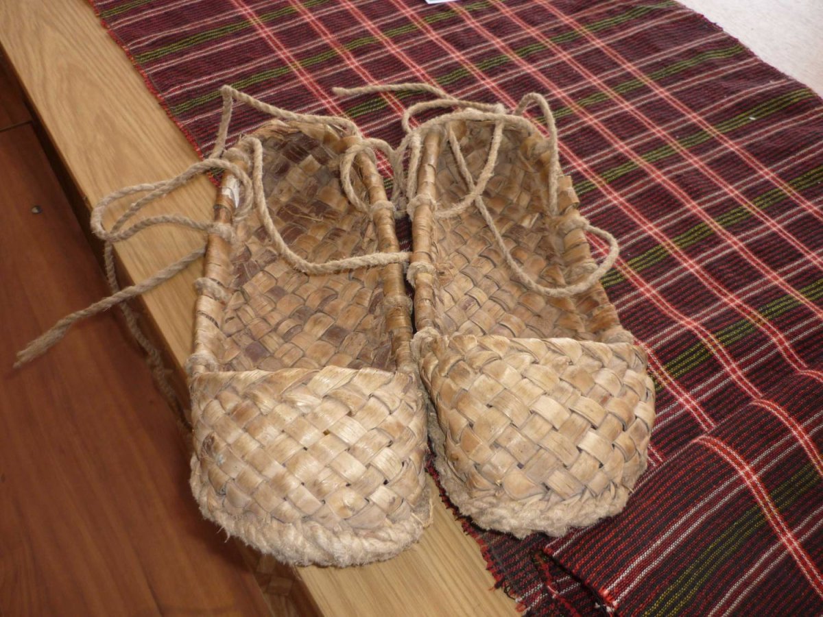 Лапти женские