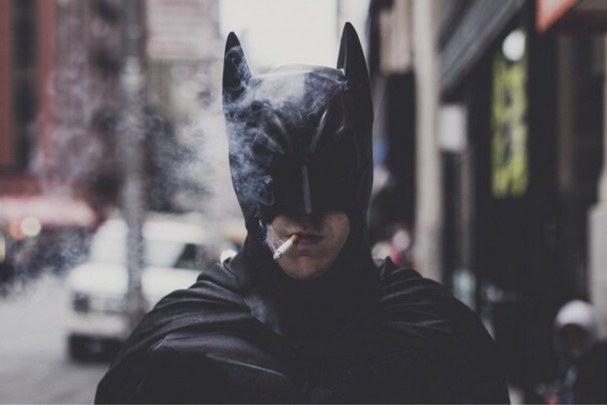 Мужчина в маске Бэтмена