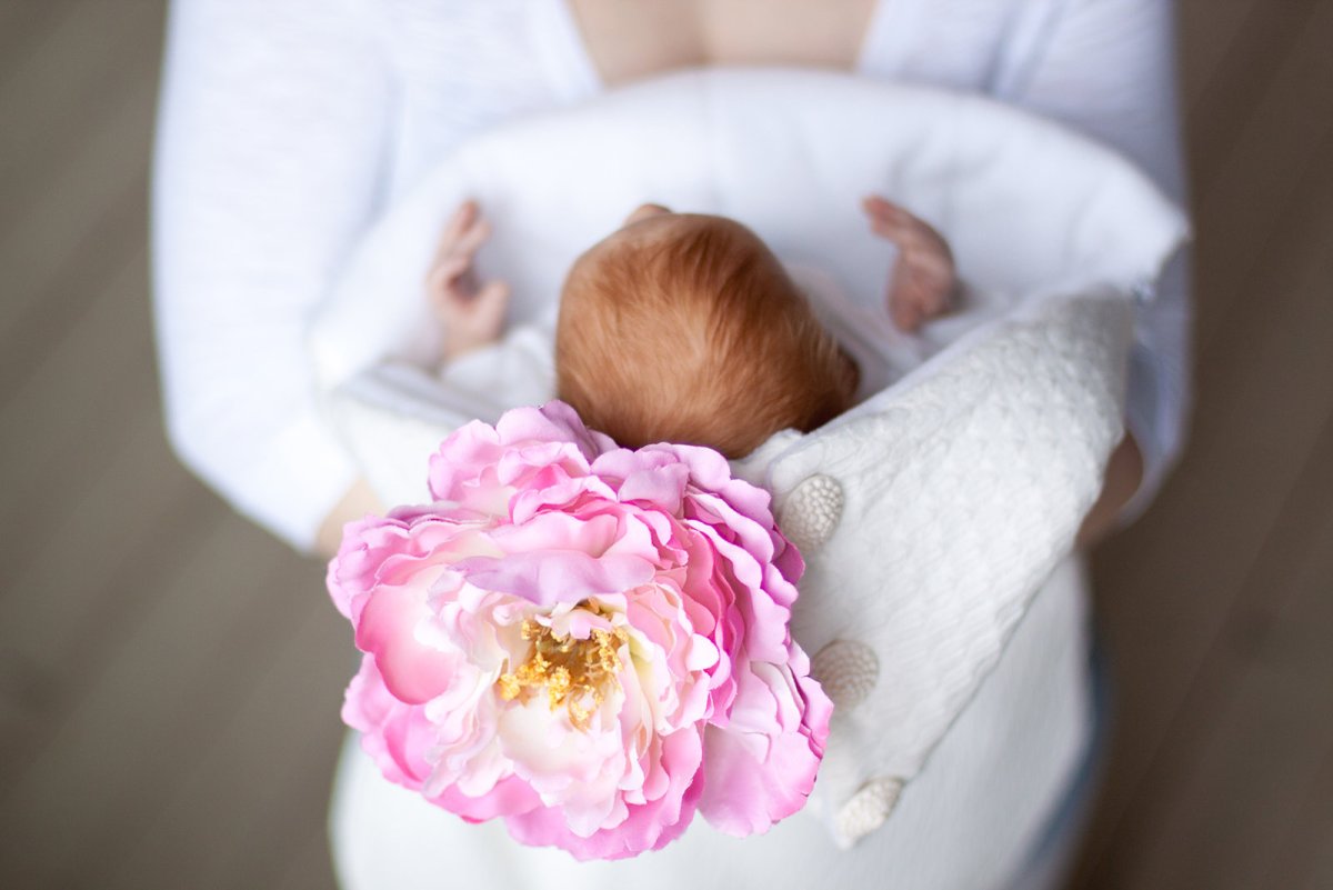 Новорожденный в цветах