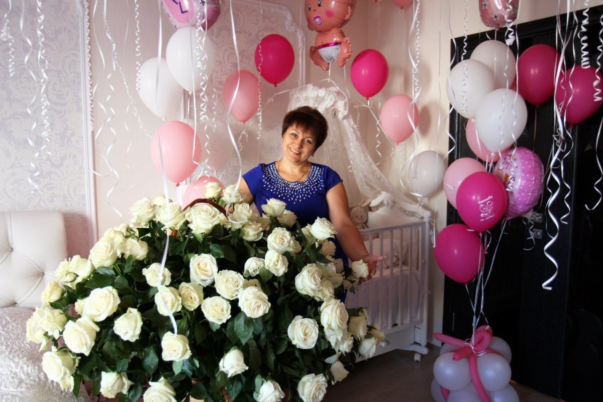 Выписка из роддома с цветами
