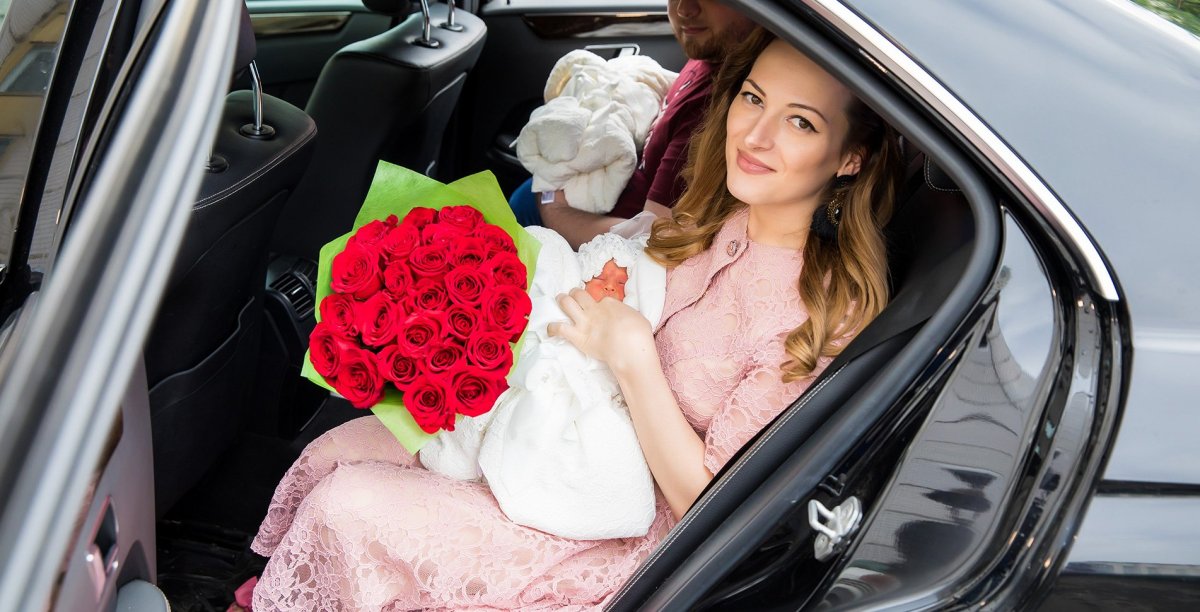 Красивый автомобиль на выписку из роддома