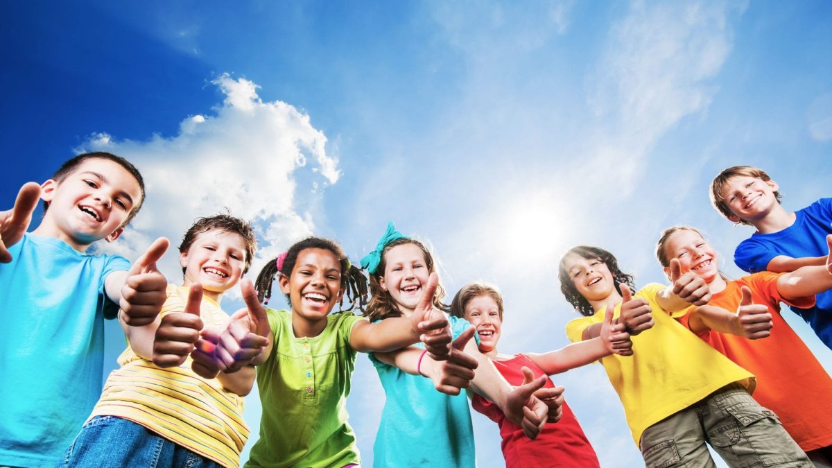 Радостный ребенок на белом фоне