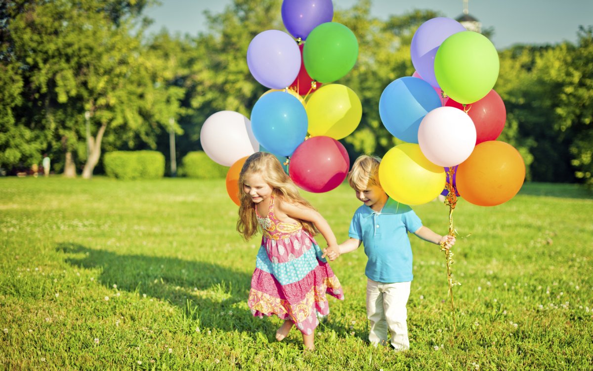 Дети радуются