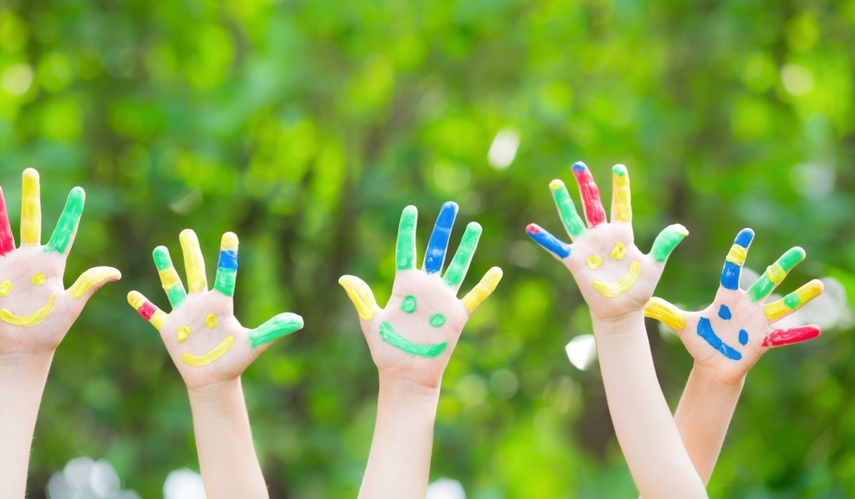 Дети ловят мыльные пузыри