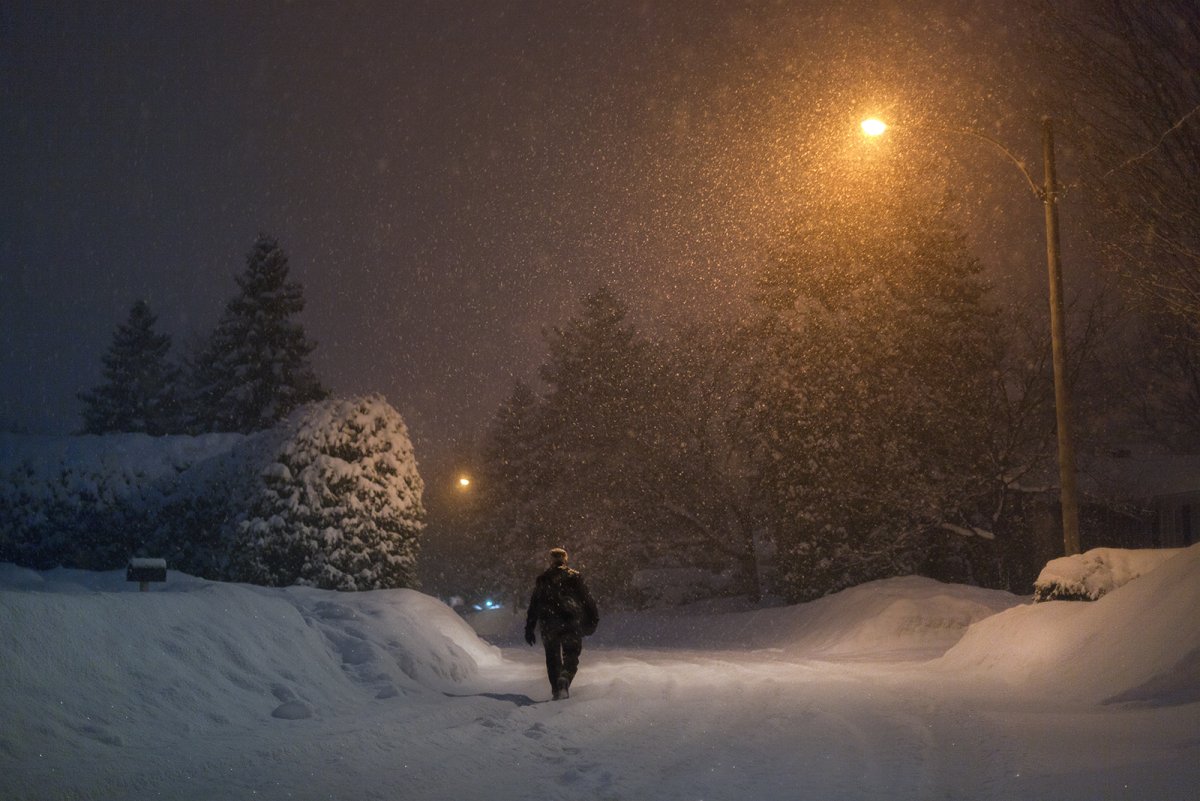 Деревня в снегу ночью
