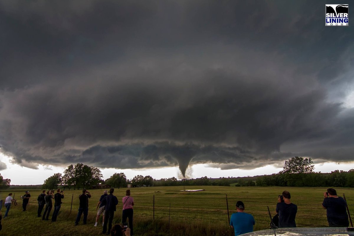 Девушка с кофе осенью