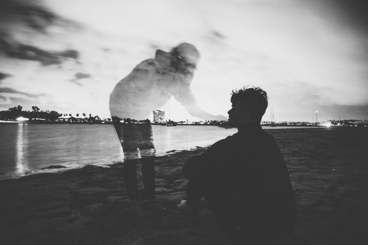 Женская рука с цветком