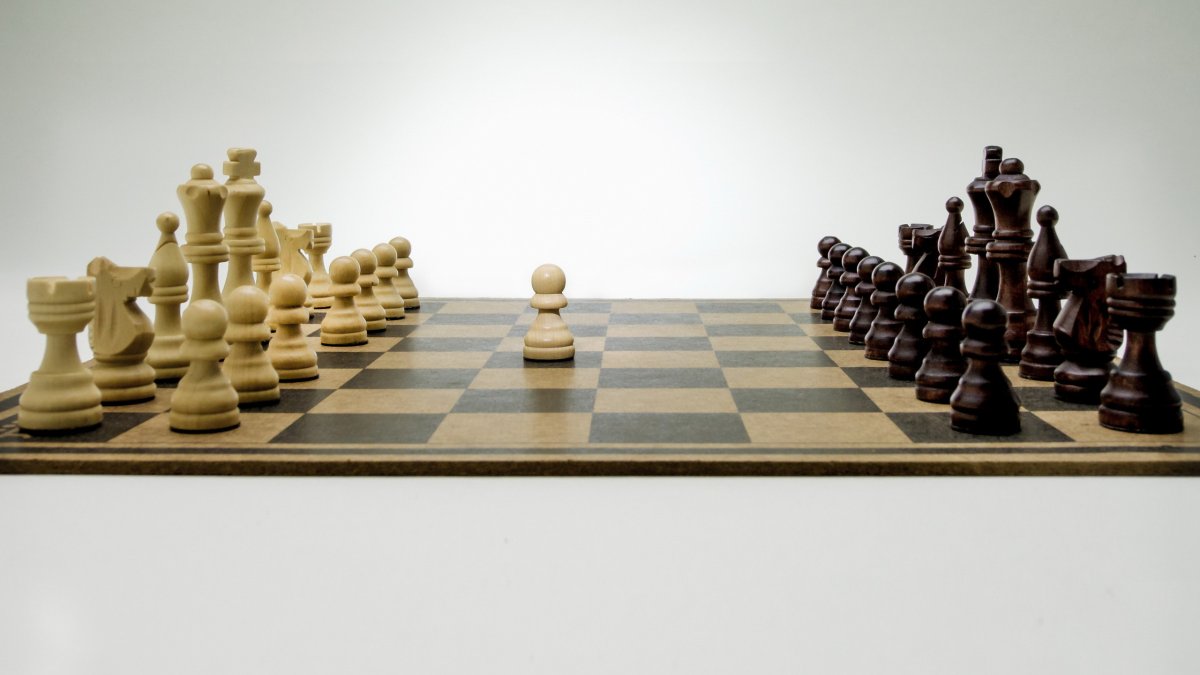 Шахматная доска с фигурами вид сбоку