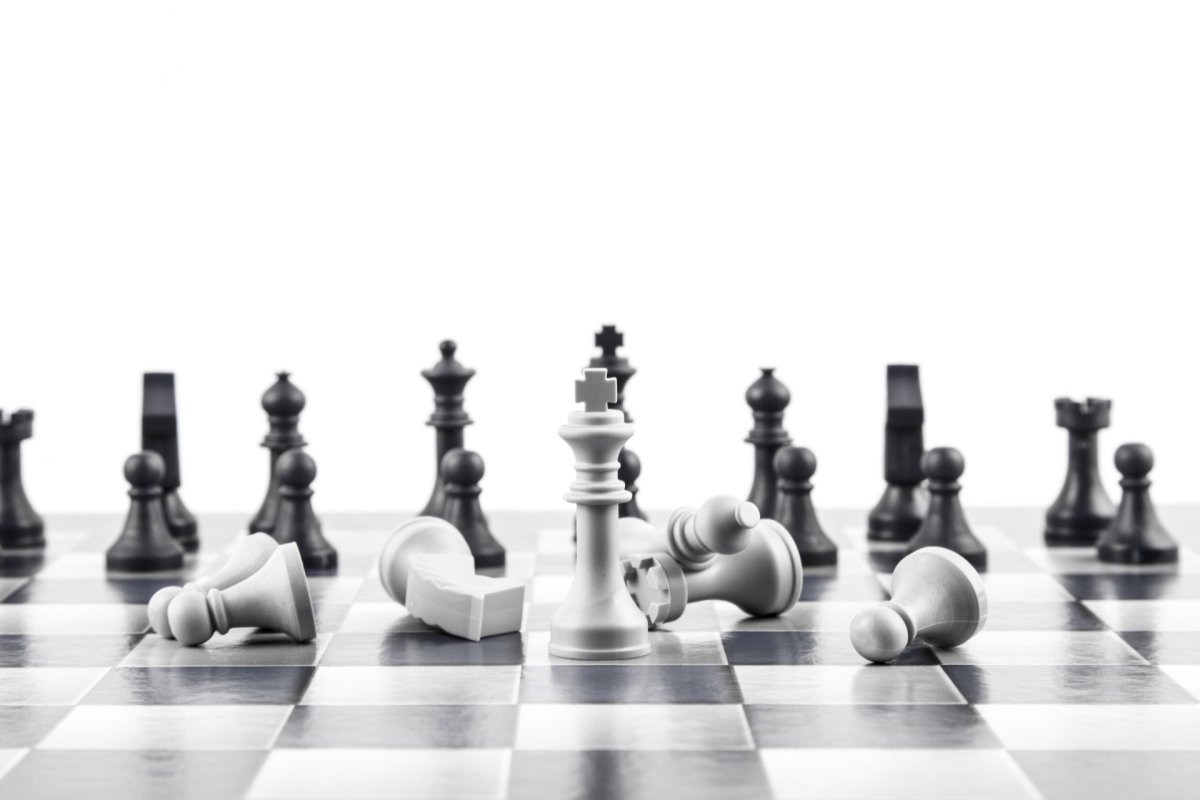 Шахматные фигуры на белом фоне