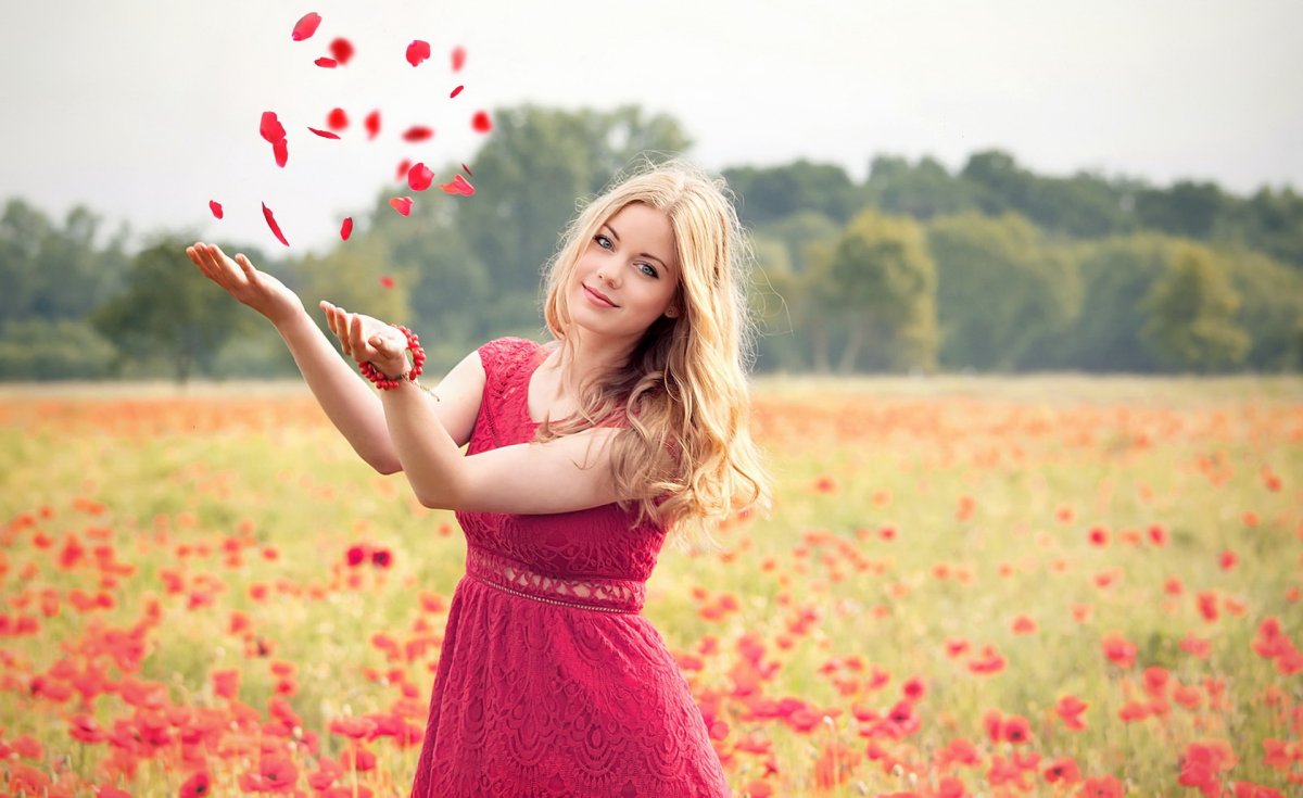 Счастливая девушка летом