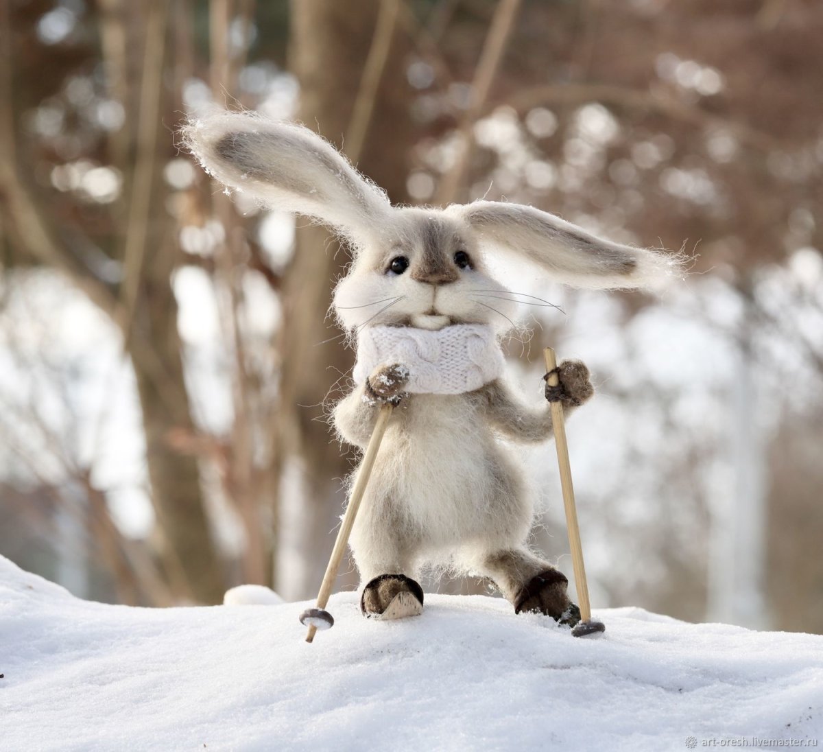 Заяц питается