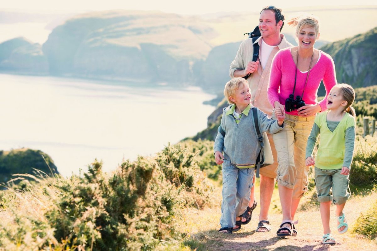 Счастливая семья на море