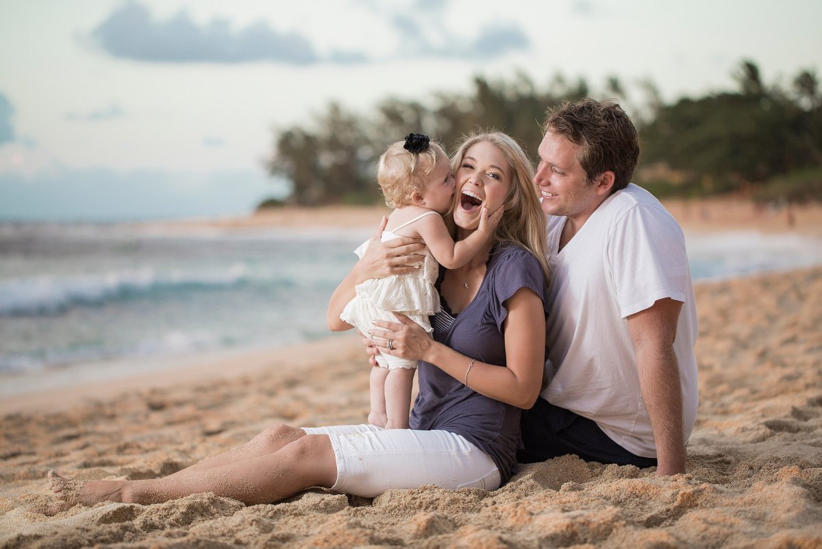 Счастливая семья с детьми на море