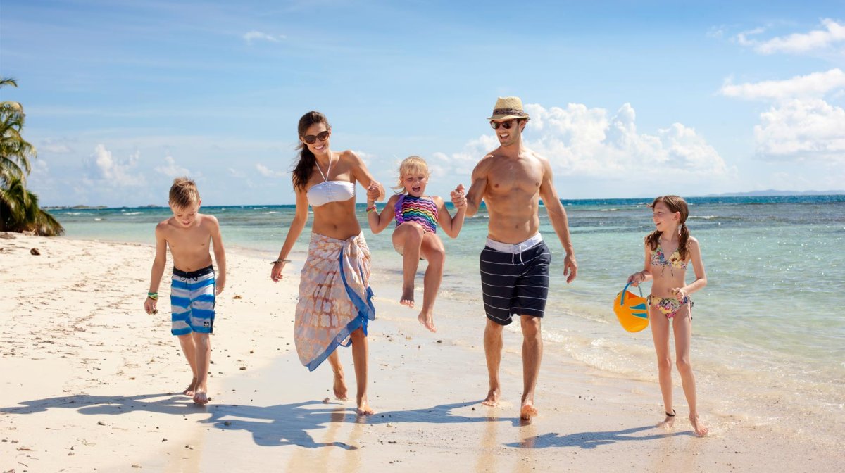 Семья на пляже
