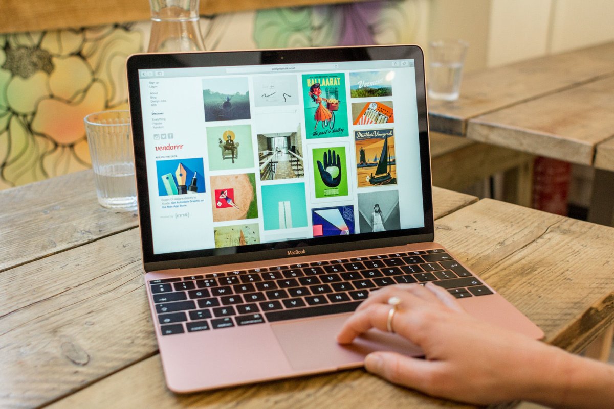 Макбук на природе