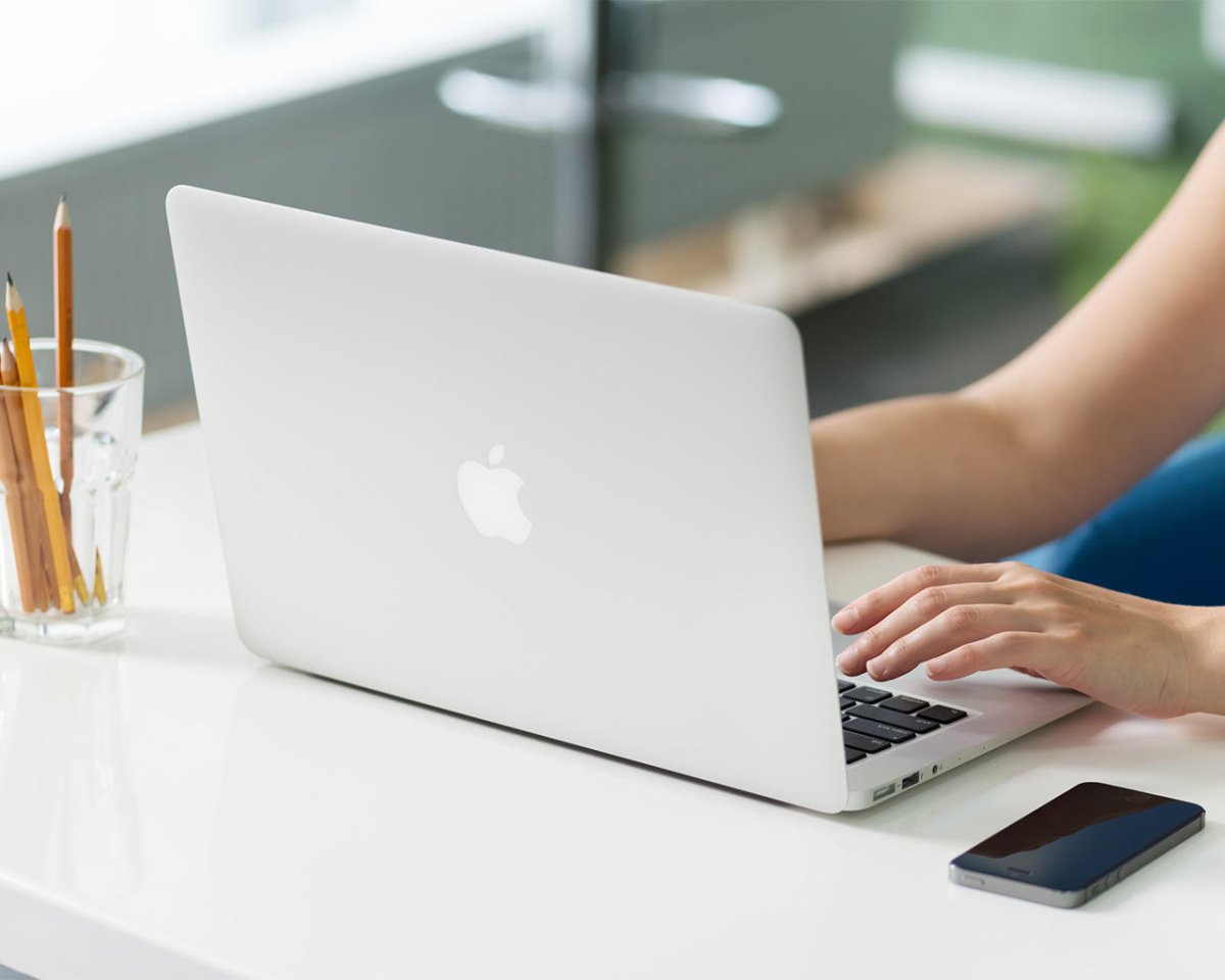 Человек с макбуком