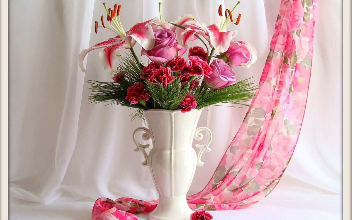 Красивые цветы в вазах