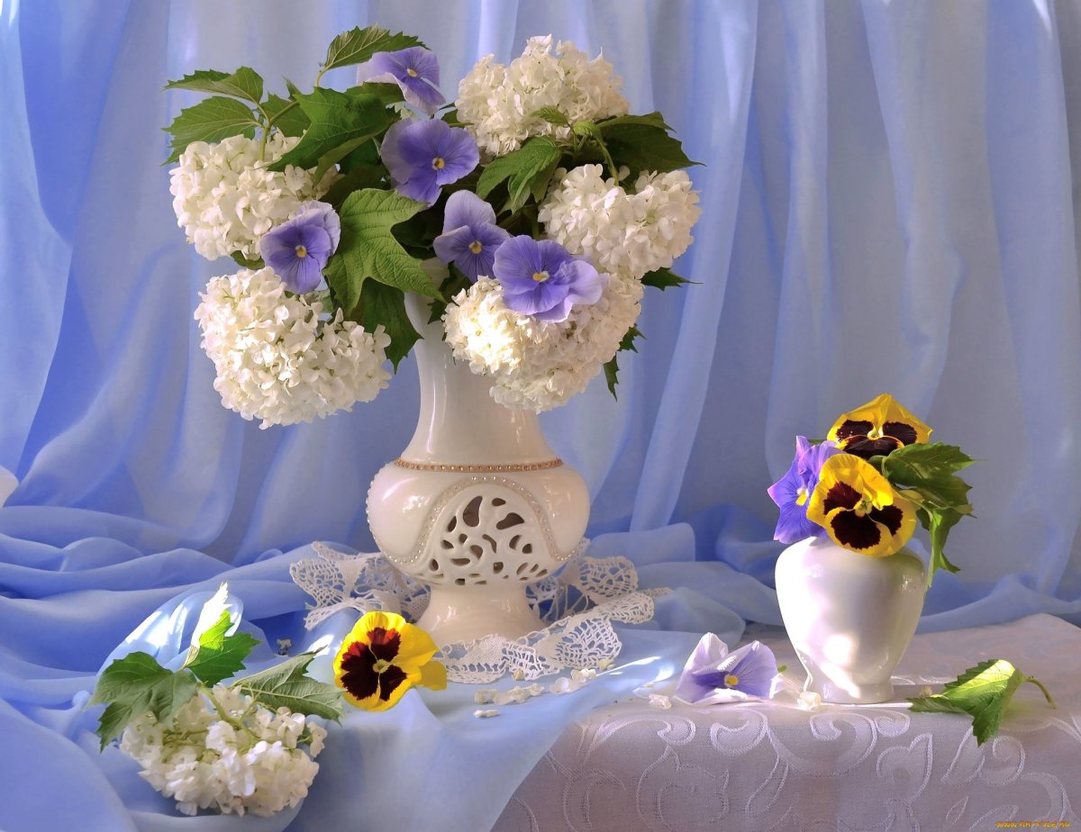 Нежный натюрморт с цветами