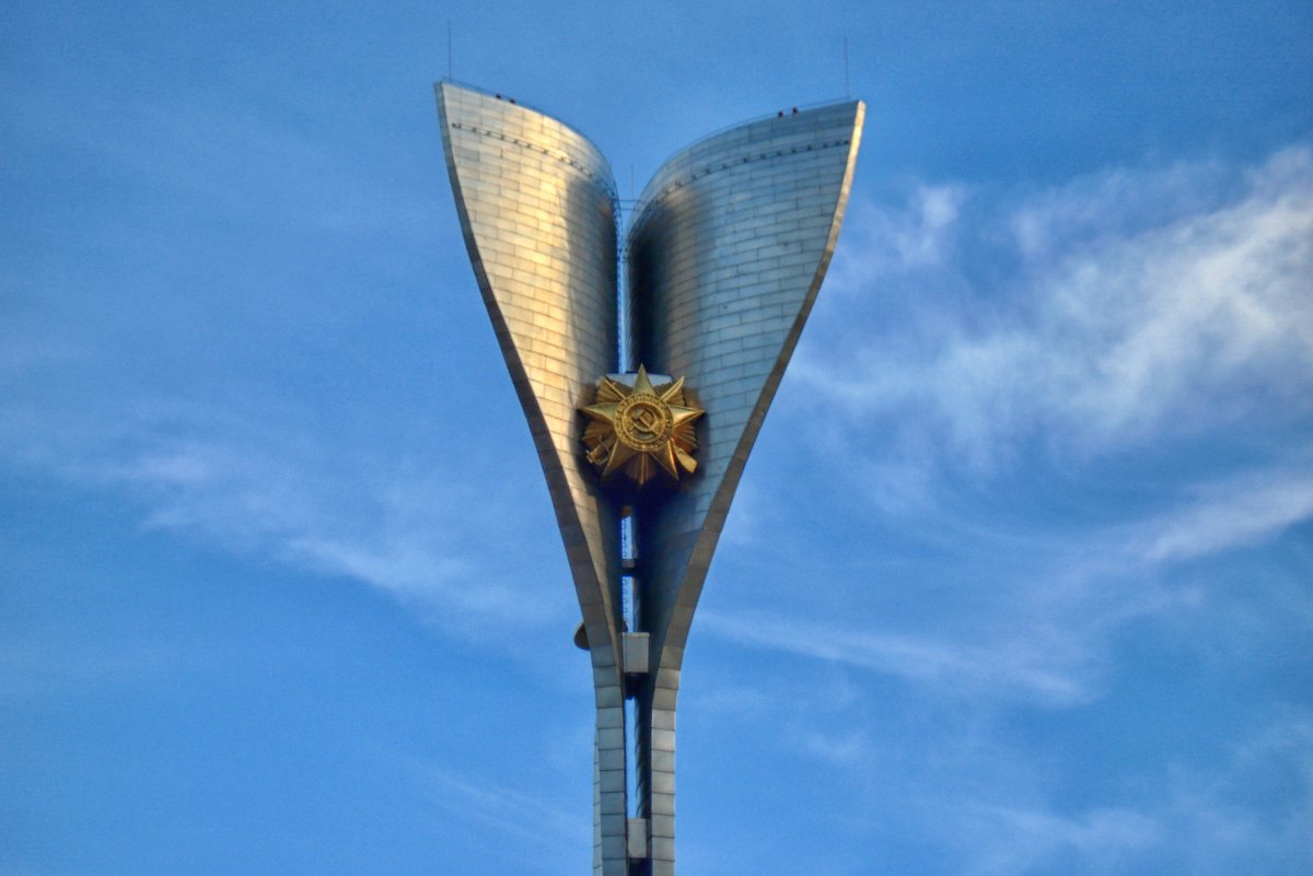 Стелла на театральной площади в Ростове на Дону