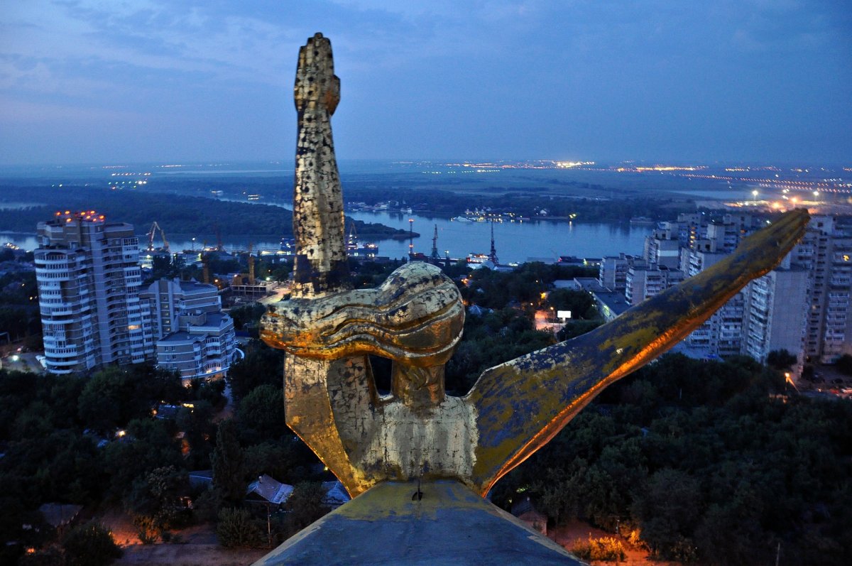 Стелла на театральной площади в Ростове на Дону