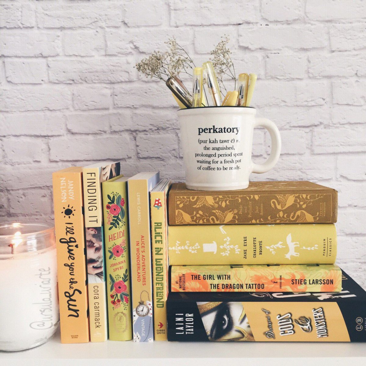 Стопка книг декор