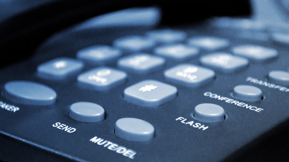 Красный ретро телефон