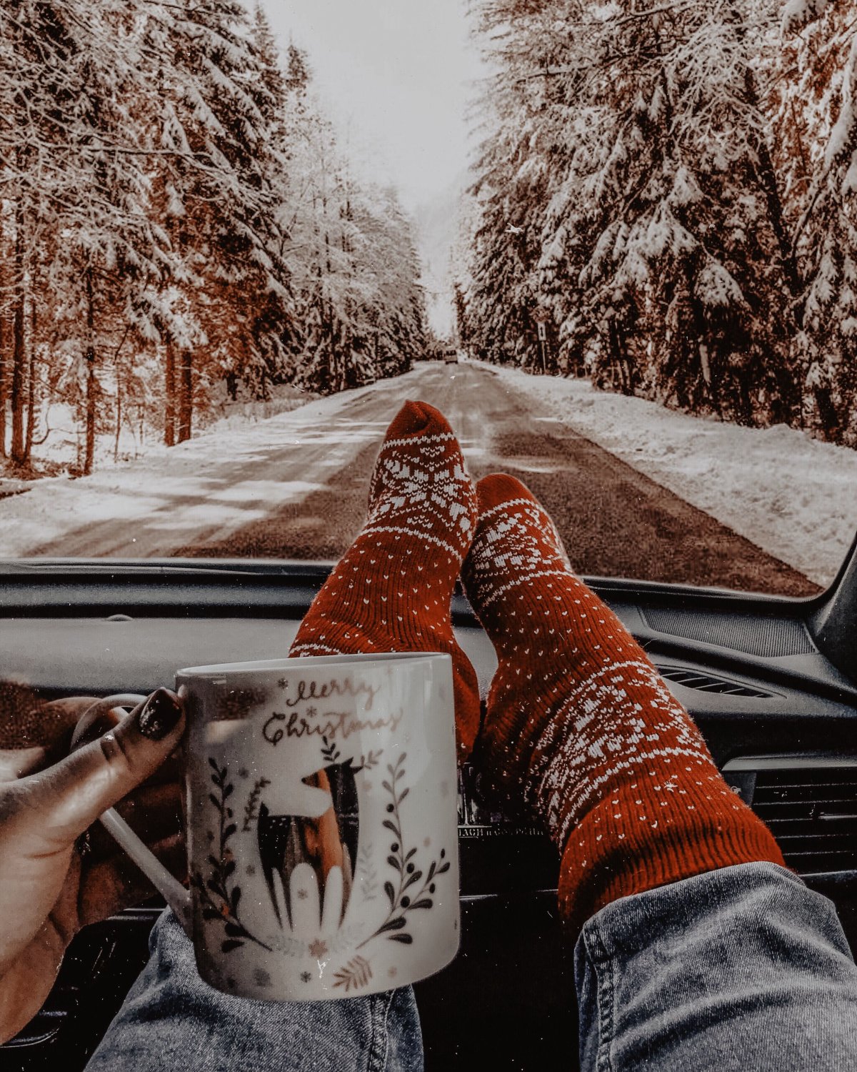 Новогодний кофе в руках