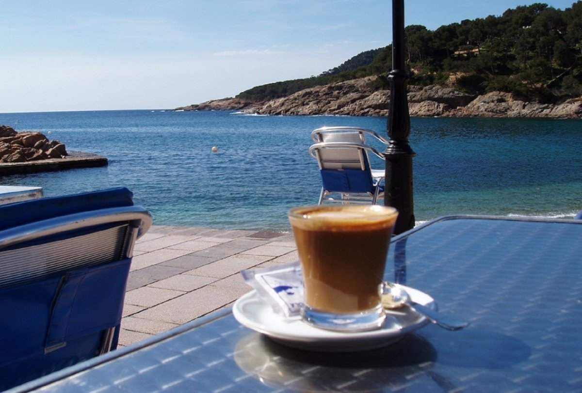 Кофе на террасе с видом на море