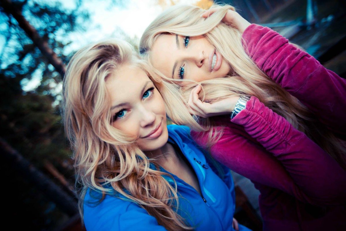 Две девочки блондинки