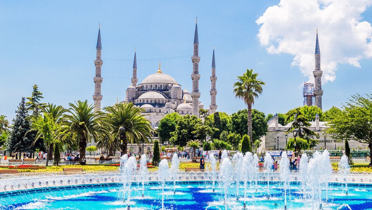 Мечеть Султанахмет в Стамбуле весной фото