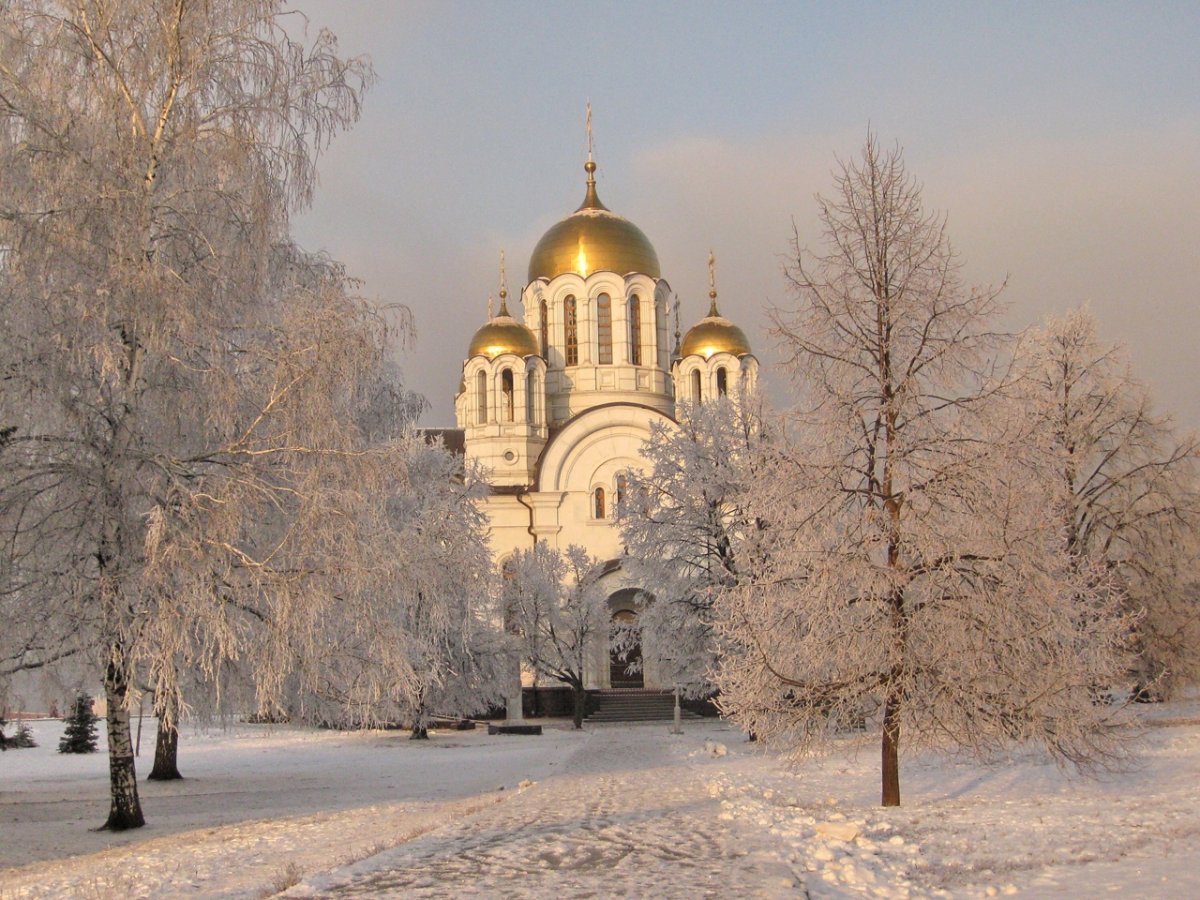 Храм в первом снегу