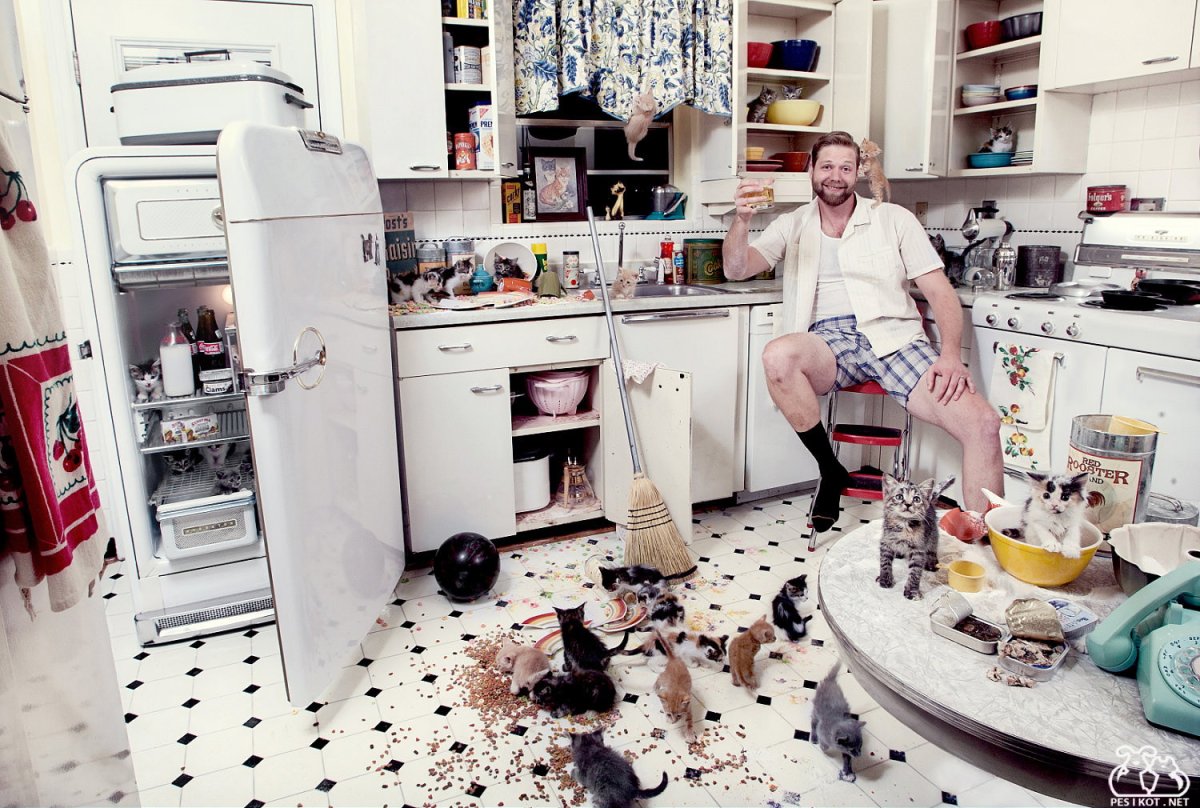 Мужчина на кухне бардак