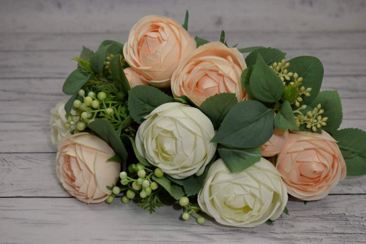 Пионовидная роза Луиза