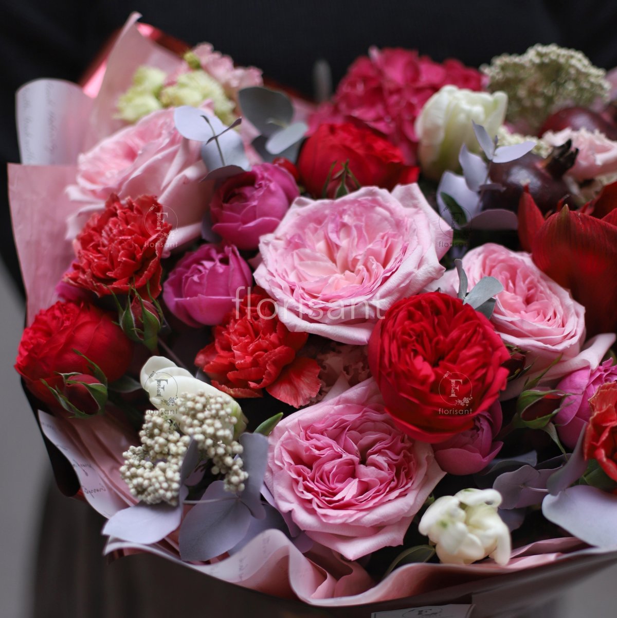 Нежный букет пионовидных роз