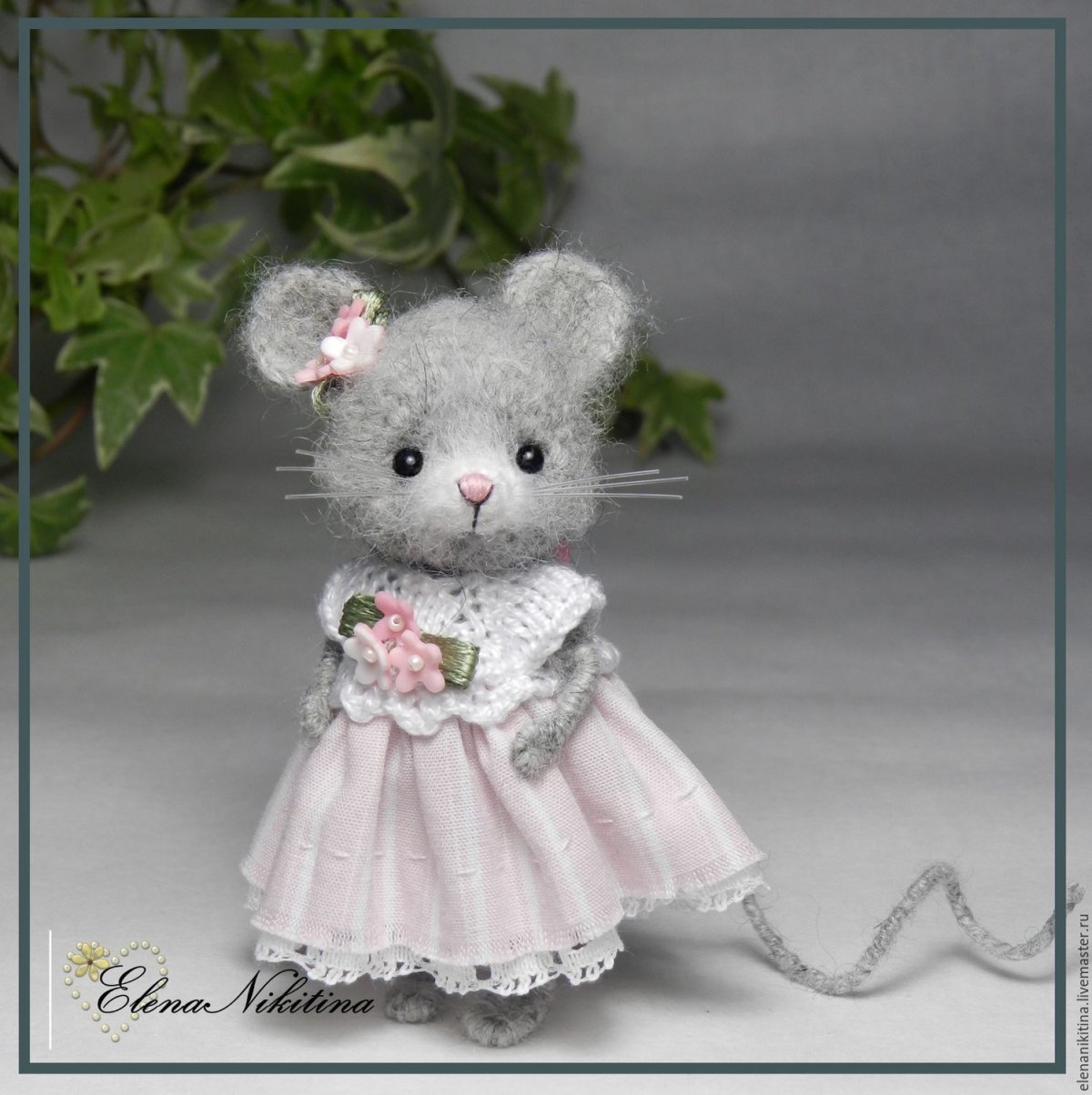 Мышонок в платье
