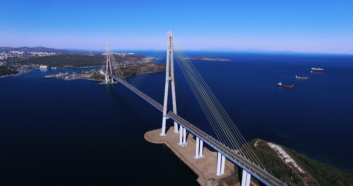 Мост на остров русский во Владивостоке