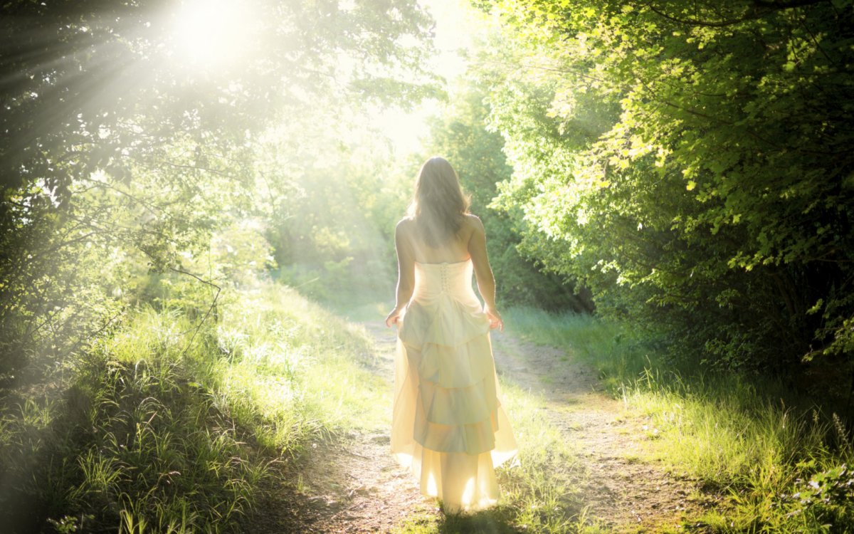 Девушка в лучах солнца
