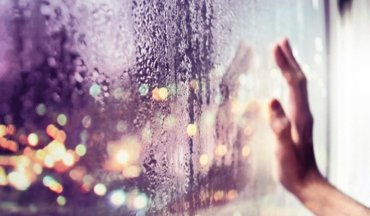 Рука на дождливом окне