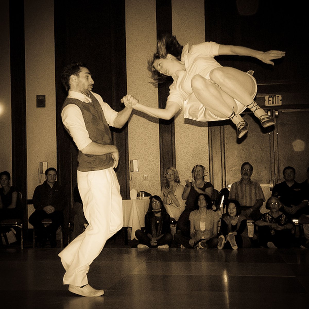 Девушка в зеленом платье танцует