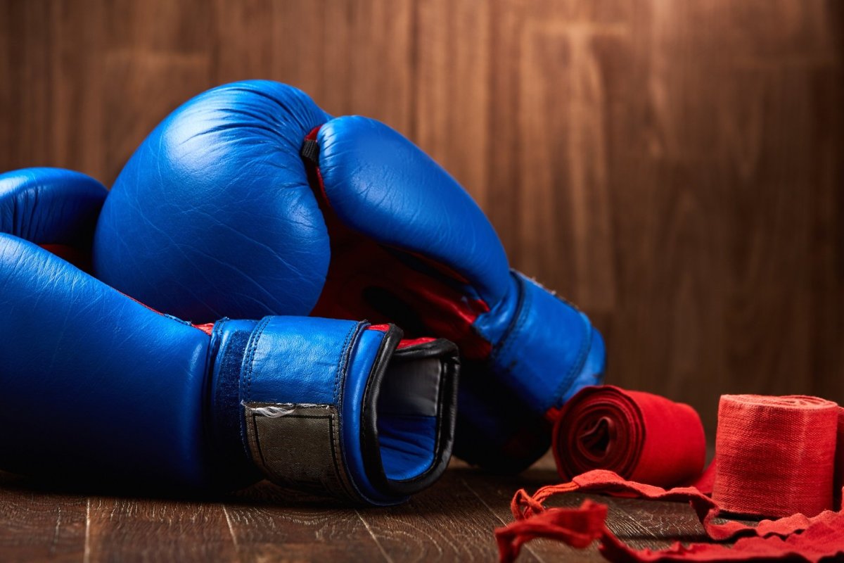 Боксерские перчатки лежат на ринге